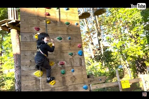 ボルダリングに挑戦するアレクサンダー長男