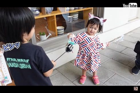 小悪魔の耳を付けたアレクサンダー長女