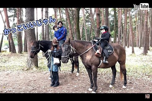 乗馬体験でのアレクサンダー＆川崎希ファミリー