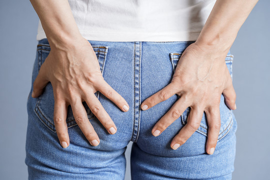 海外でTikTokの投稿をきっかけに「アナル日光浴（肛門日光浴／会陰日光浴）」が流行中