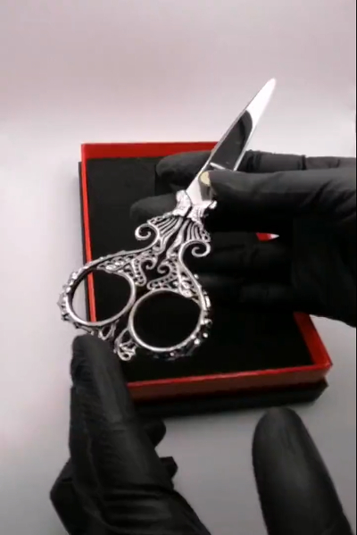 装飾的で実用的なハサミ