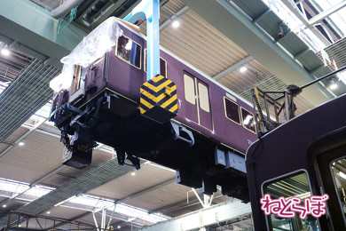 塗装のためクレーンで持ち上げられる車体。そこに流れる「禁じられた遊び」のメロディー。ちょっと哀愁