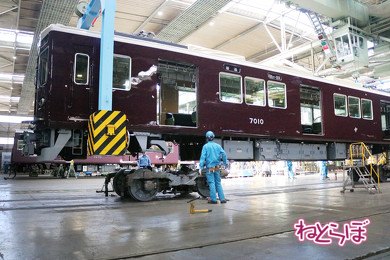 塗りたての車両とドッキング