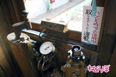 100形の運転台。レトロな感じがしびれます