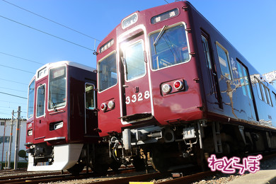 最新型車両の1300系（左）と、現役車両で最も古い「3300系」（右）