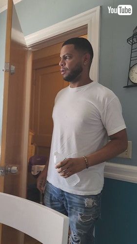 「Guy Sobs When he Reunites With His Mother After Years - 1360292」