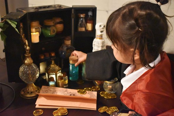 ローブを着て仮装した娘ちゃんの画像