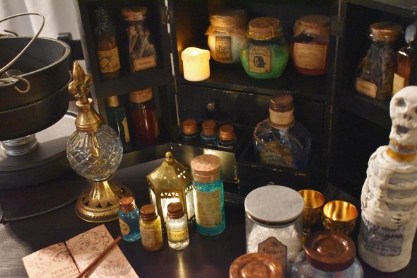 魔法薬風の瓶がずらりの画像