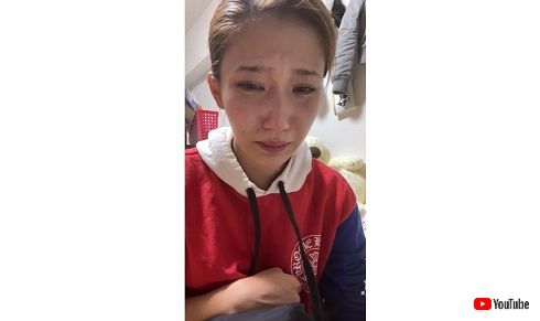 涙ながらに「BreakingDown」での出来事を訴える緒方友莉奈