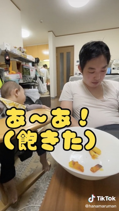 父に飽きてそっぽを向く赤ちゃんの写真