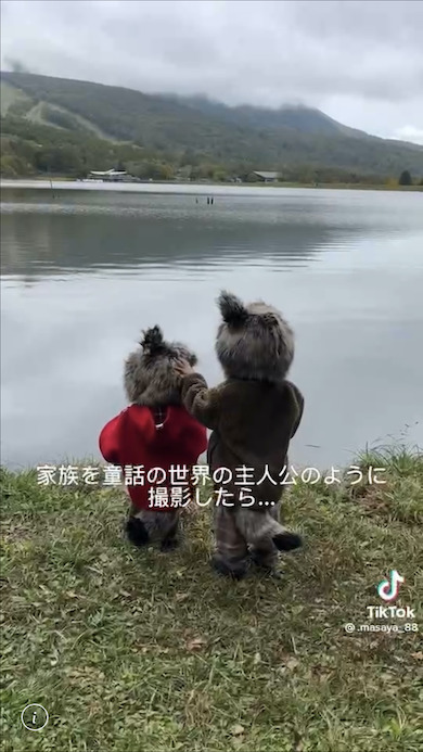 子ども狼に扮（ふん）したような、ふたりの写真