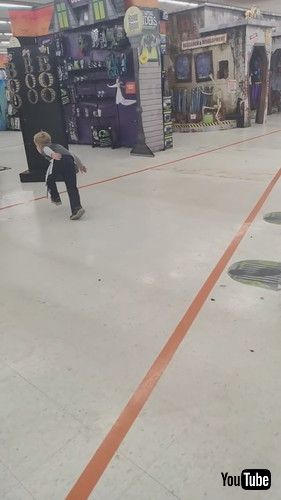 ダッシュで逃げる男の子