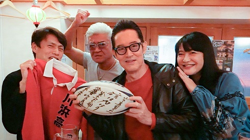 「スクール ウォーズ」小沢仁志、山下真司、伊藤かずえ、松村雄基の同窓会ショット