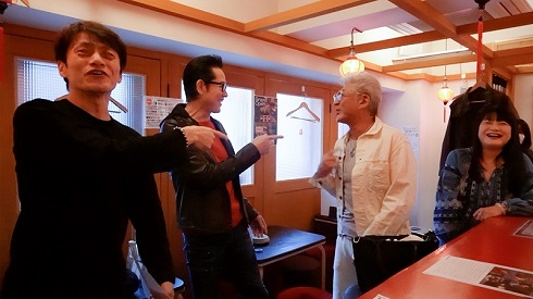 「スクール ウォーズ」小沢仁志、山下真司、伊藤かずえ、松村雄基の同窓会ショット