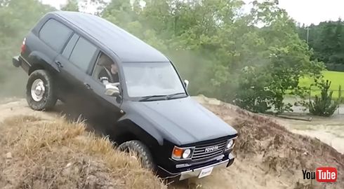 豪快に斜面を下る