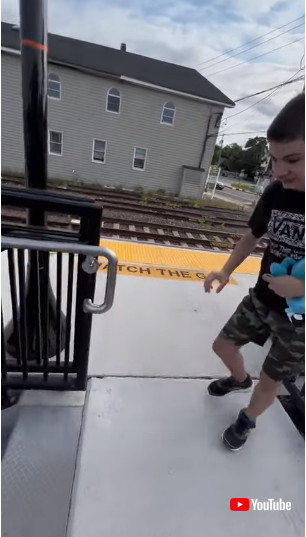 スマホを落とした男の子