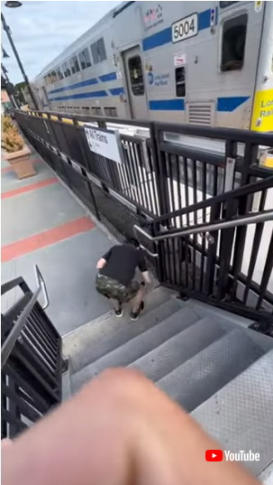 スマホを落とした男の子