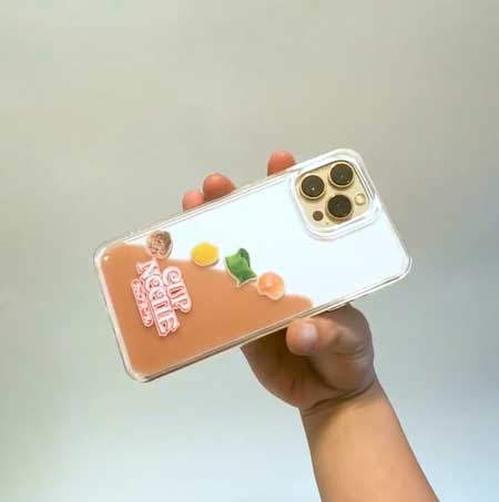 カップヌードル スープに具材が浮かぶ スマホケース 日清食品 公式