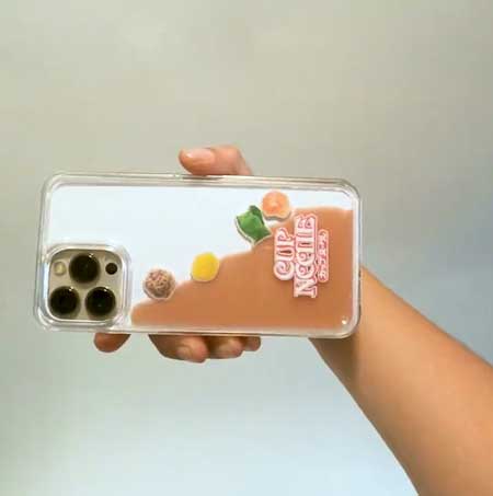 カップヌードル スープに具材が浮かぶ スマホケース 日清食品 公式