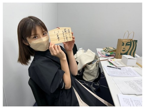 合格祈願絵馬を手にする小倉優子