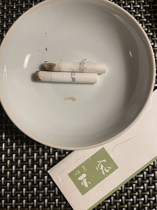 禁煙の店内でたばこを吸い、食器を灰皿代わりに　「味匠 天宏」怒りの告発