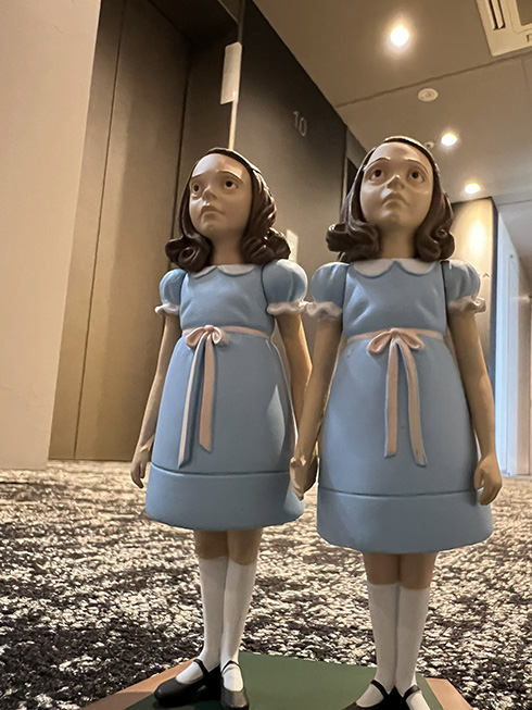 ホテルで見たら「シャイニング」を思い出さずにはいられない　「外泊のお供にしているフィギュア」が「廊下にあったら泣く」と話題