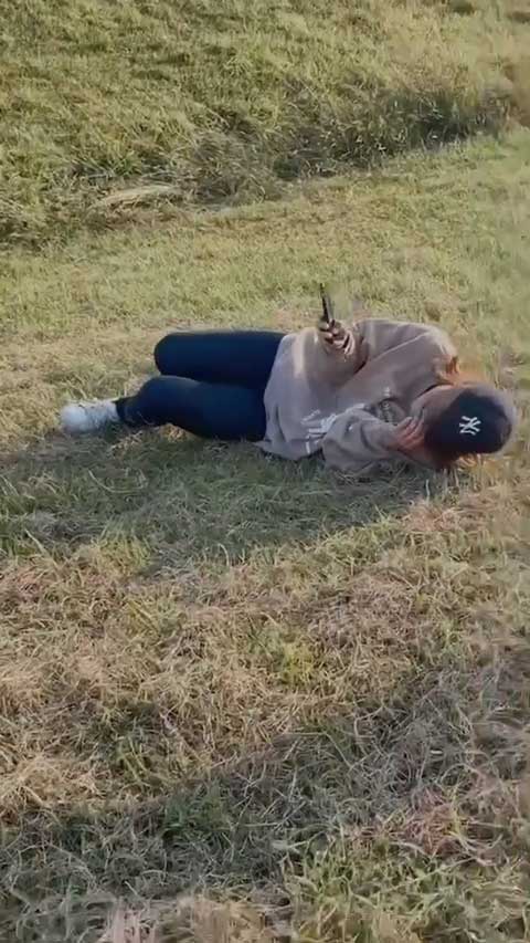 滑るお姉さんと笑い転げる撮影者