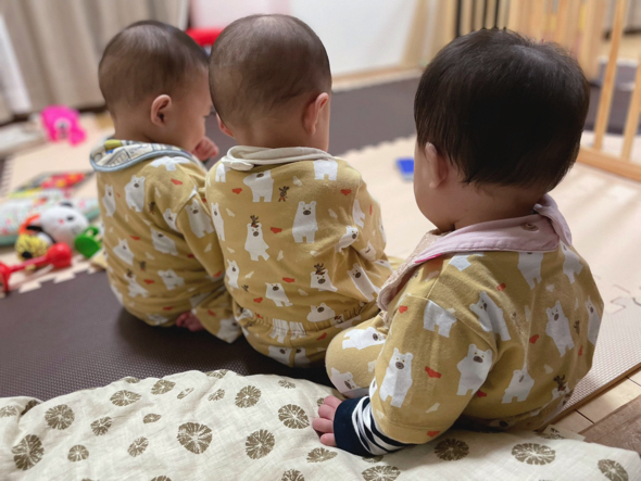 絵本を読む三つ子の赤ちゃんがかわいい