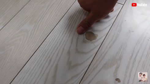 大きく床が傷んだアレクサンダー＆川崎希の自宅