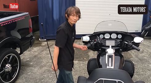 まずはバイクを傾けない状態にする