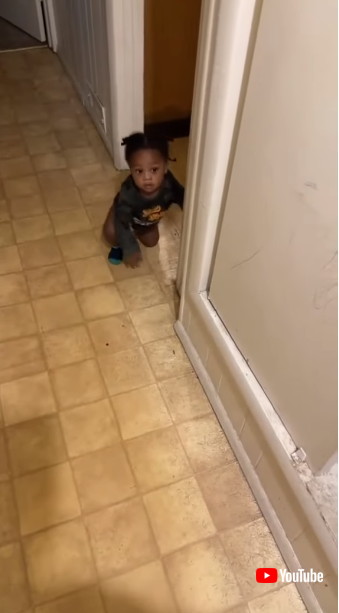 座っている男の子