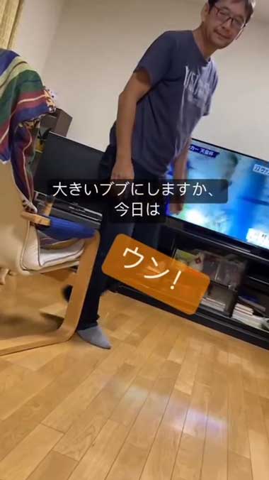 会話している父と猫