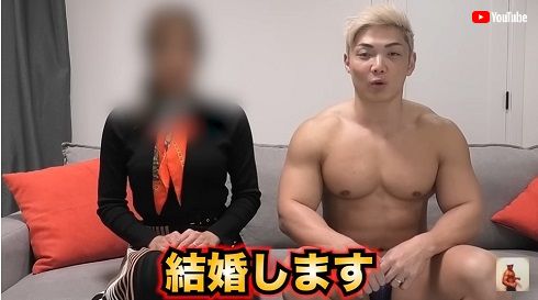 結婚相手の女性と並ぶサイヤマングレート