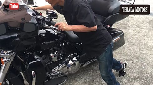 体重をかけて前に押す