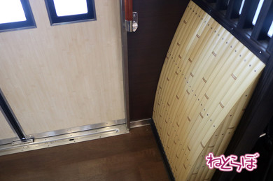 ドア横に犬矢来