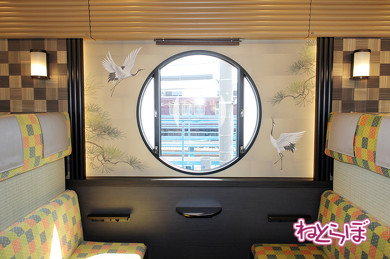 円窓が映えすぎる6号車のボックスシート