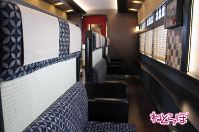 車窓を楽しむ外向きの座席もある