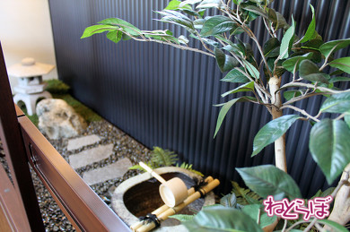 石灯籠につくばい……立派な庭です