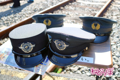 ツアー客・キッズの皆さんのため、撮影用の帽子も用意してくれていた。本物ソックリな工場スタッフの手作りとのこと