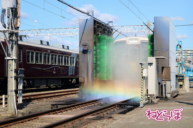 ブワァァァァ！　ミッフィー号で「洗車」も体験　虹のむこうにうっすらとミッフィーが！