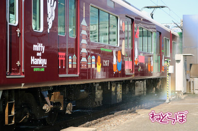 京都の名所が描かれるミッフィー号