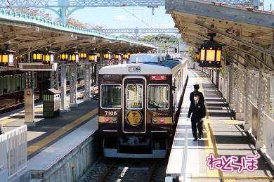 特別運行の京とれいん雅洛、ゴールの嵐山駅へ到着