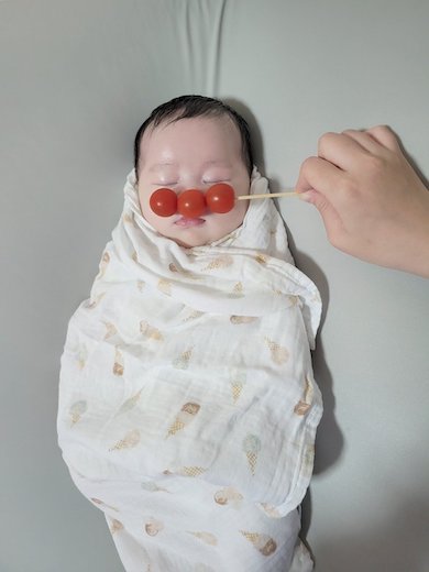 みのむしにされて力が出ないアンパンマンになった赤ちゃんの写真