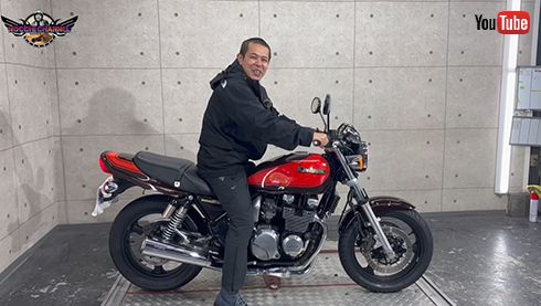 念願のバイクにまたがりニッコニコ