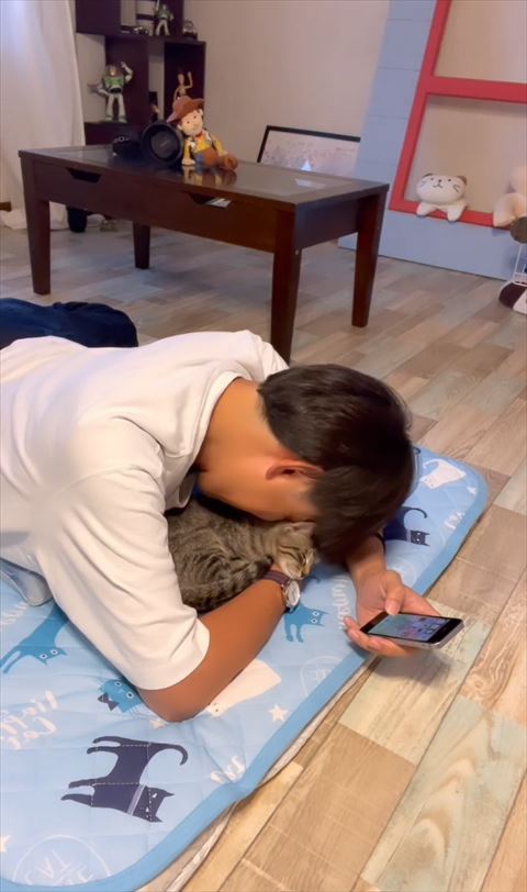 オデコ擦り付けるりょうすけさん