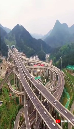 クルマがビュンビュン走る