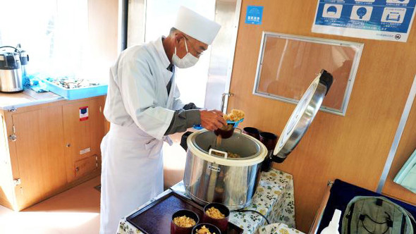 車内で盛り付けるあったかいきのこ御飯