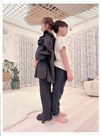 長男と背比べをする辻希美