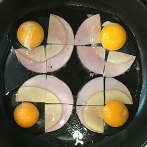 円の欠けたところに卵