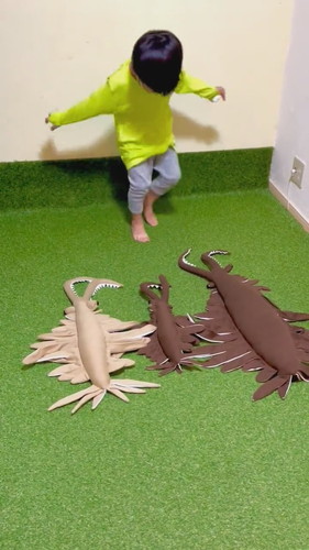 飛び跳ねて喜ぶ息子